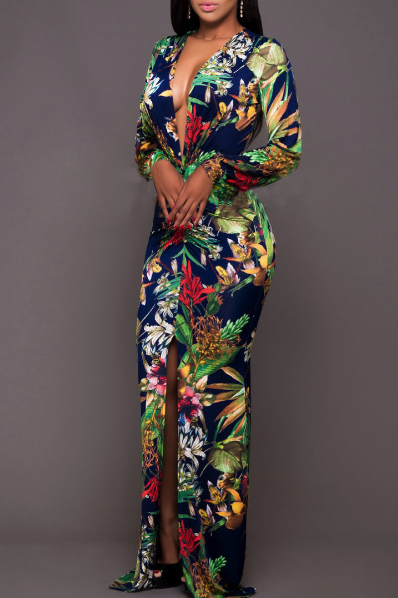 Elegant summer dress with open neckline and beach vibes