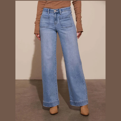 Casual streetwear outfit with high waist denim