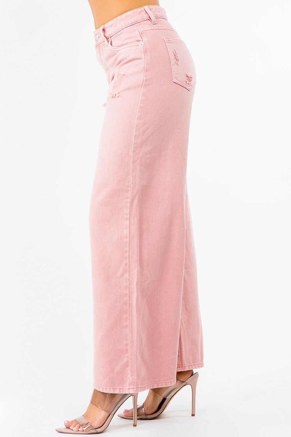 Model wearing high-waisted distressed wide leg jeans – ODI-ONE FASHION street style
